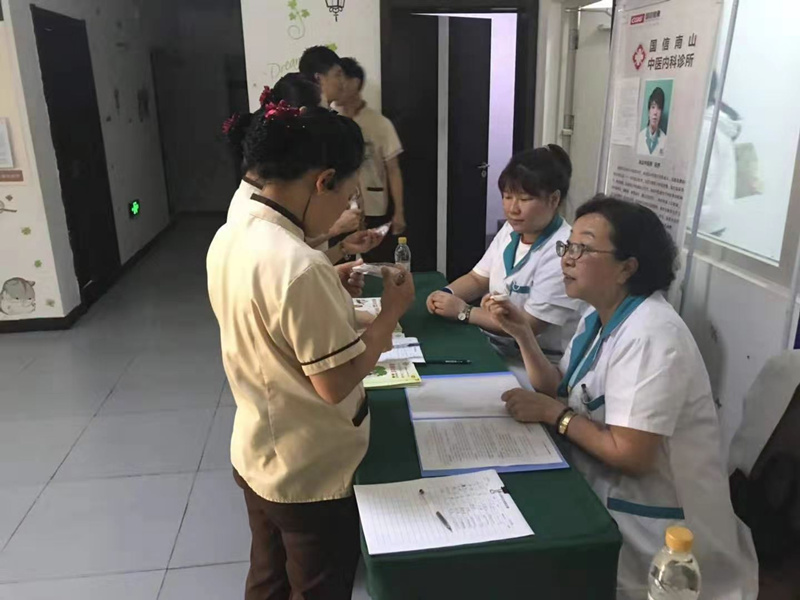 15.健康公司面向酒店家人发展义诊活动.jpg 15.健康公司面向酒店家人发展义诊活动.jpg