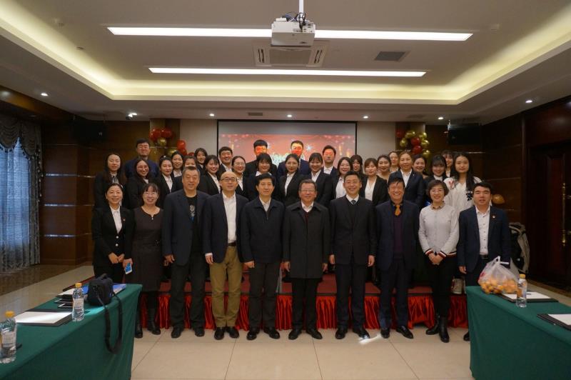11.张弓副总裁同教人员工合影.jpg