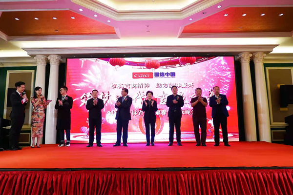 11.王岩董事长出席新闻颁布会_副本.jpg