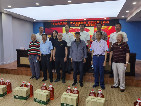 2.XPJ官网慈悲基金会代表同老战士合影.jpg