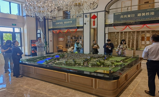 2.绿城发展项目总经理与业主一行参观XPJ官网·江山府项目_副本.jpg 2.绿城发展项目总经理与业主一行参观XPJ官网·江山府项目_副本.jpg