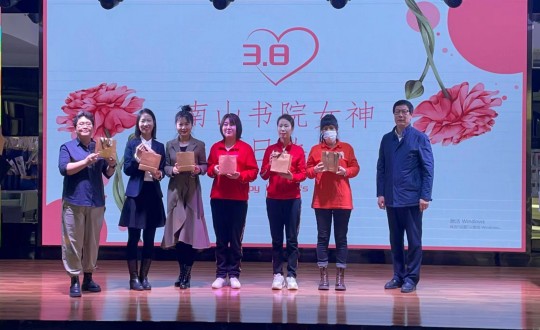3.康养地产公司“向阳成长·幸福开放”女神节活动合影留想_副本.jpg
