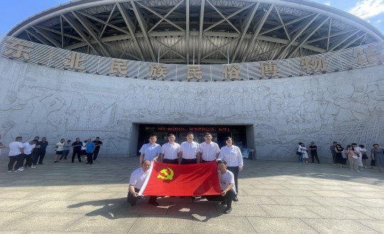 13.康养地产公司整个党员“七一”主题活动合影留想_副本.jpg
