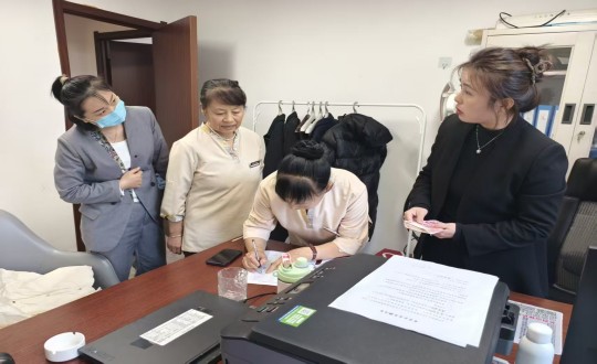 1.长白山运营公司为员工发放“双节”福利_副本.jpg